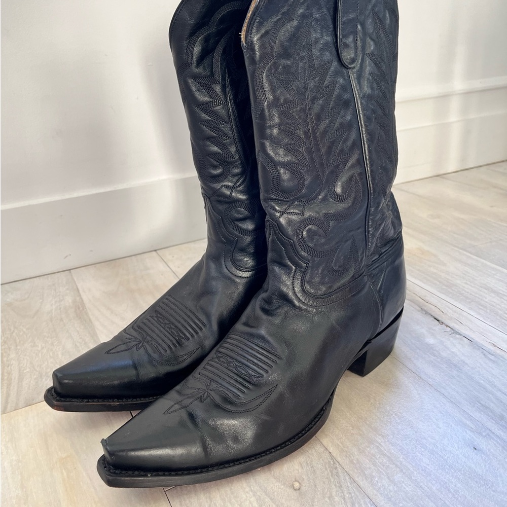 Black Leather Stitched Cowboy Boots
Great condition (shoes used for photoshoots)